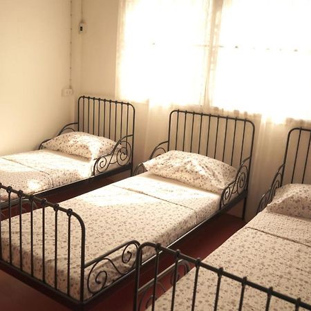 Tiger Lily Hostel Bangkok Buitenkant foto