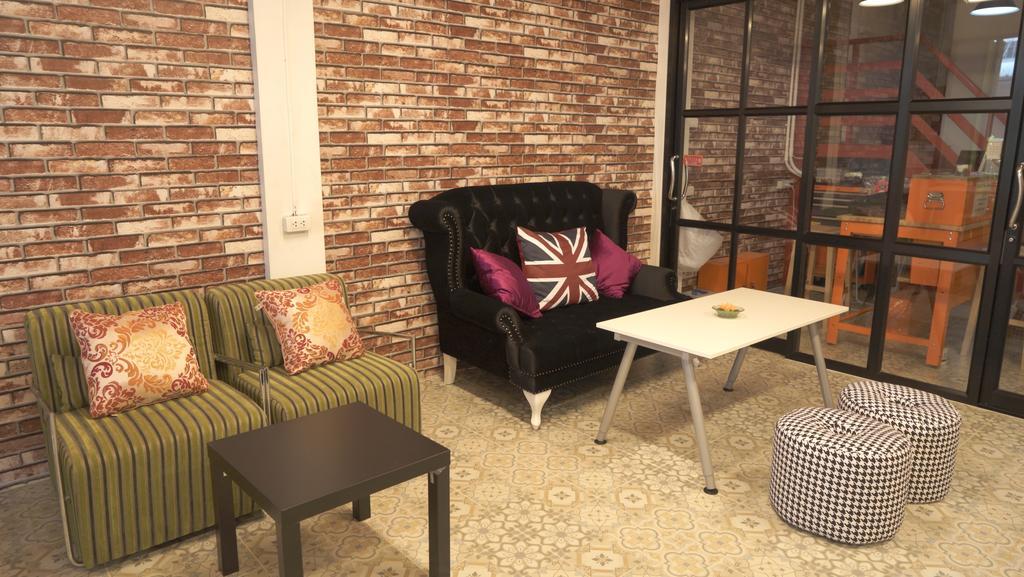 Tiger Lily Hostel Bangkok Buitenkant foto