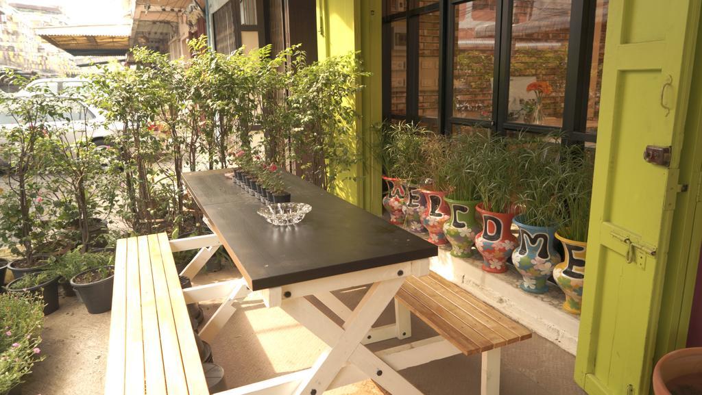 Tiger Lily Hostel Bangkok Buitenkant foto