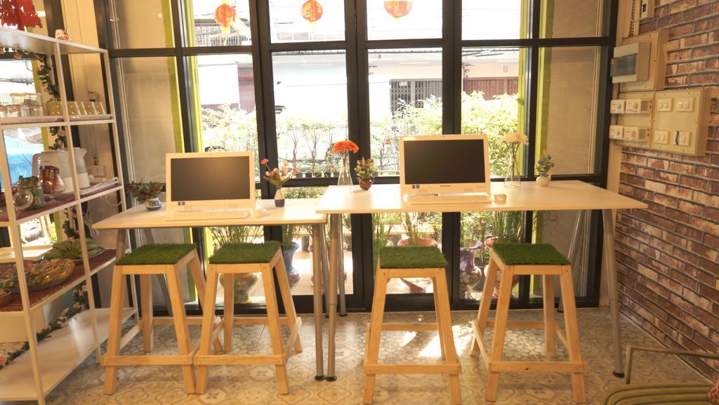 Tiger Lily Hostel Bangkok Buitenkant foto