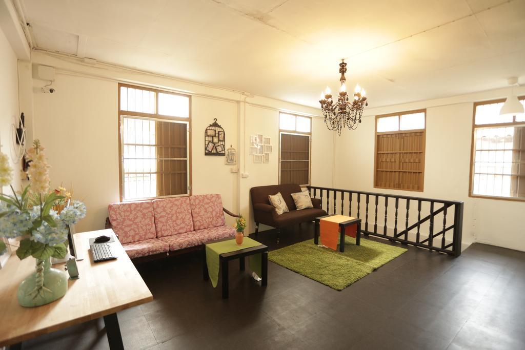 Tiger Lily Hostel Bangkok Buitenkant foto