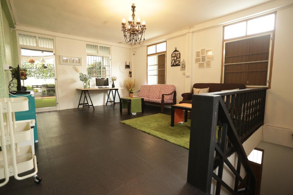 Tiger Lily Hostel Bangkok Buitenkant foto