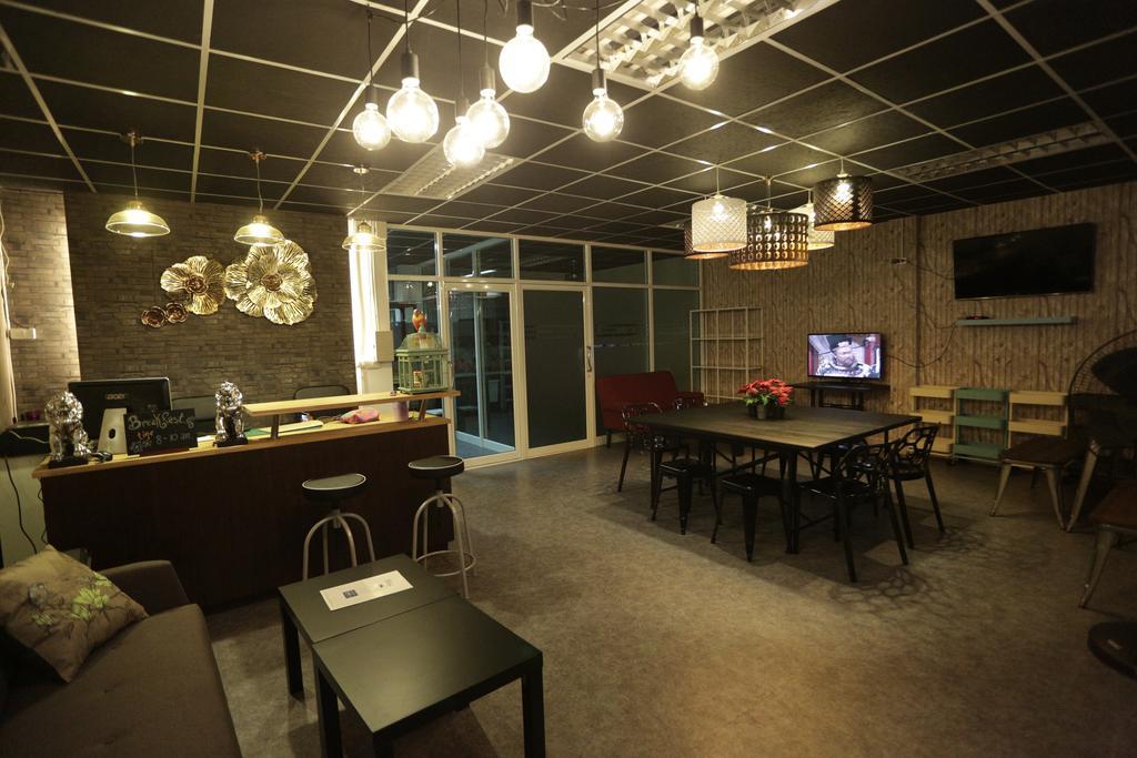 Tiger Lily Hostel Bangkok Buitenkant foto