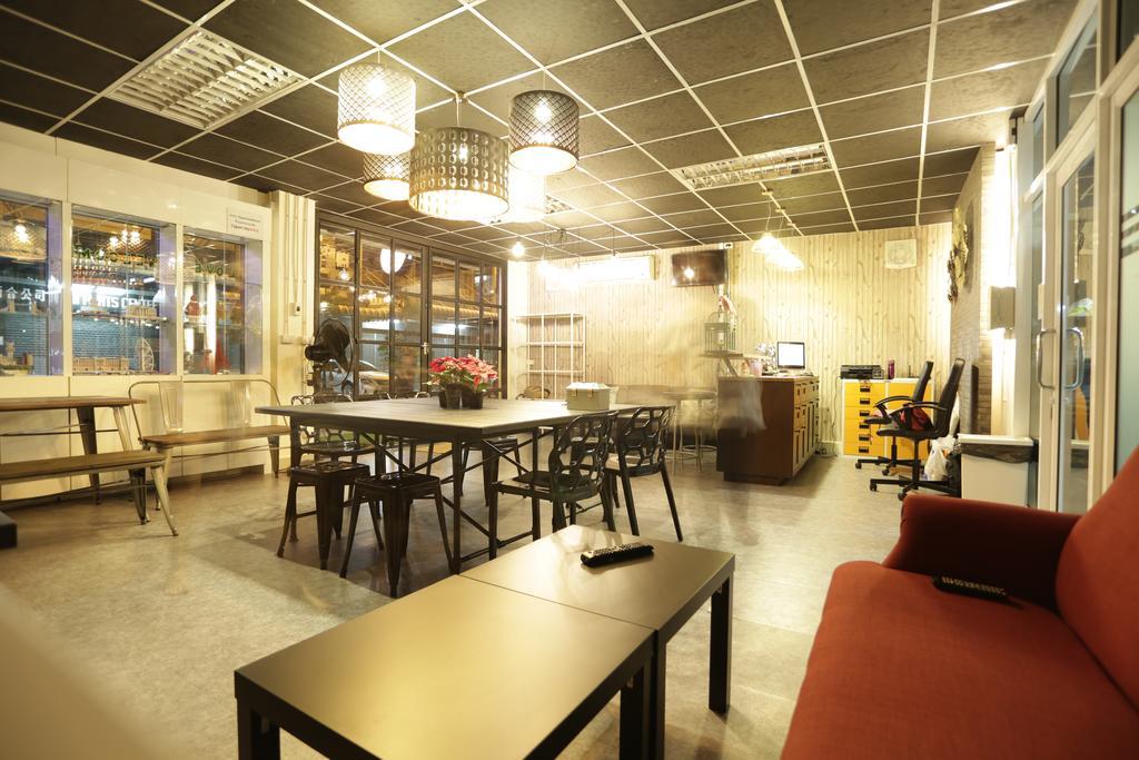 Tiger Lily Hostel Bangkok Buitenkant foto