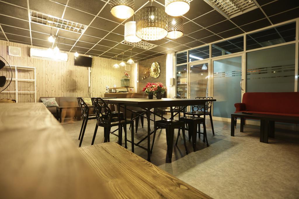 Tiger Lily Hostel Bangkok Buitenkant foto