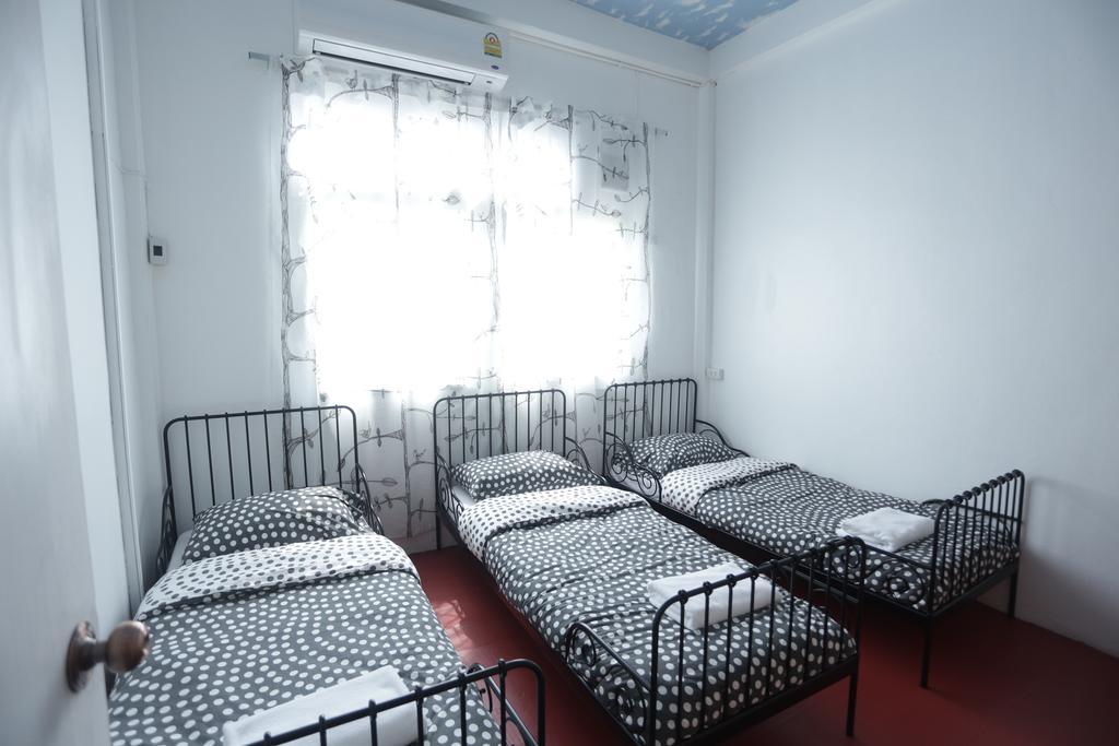 Tiger Lily Hostel Bangkok Buitenkant foto