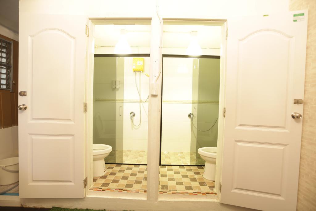 Tiger Lily Hostel Bangkok Buitenkant foto