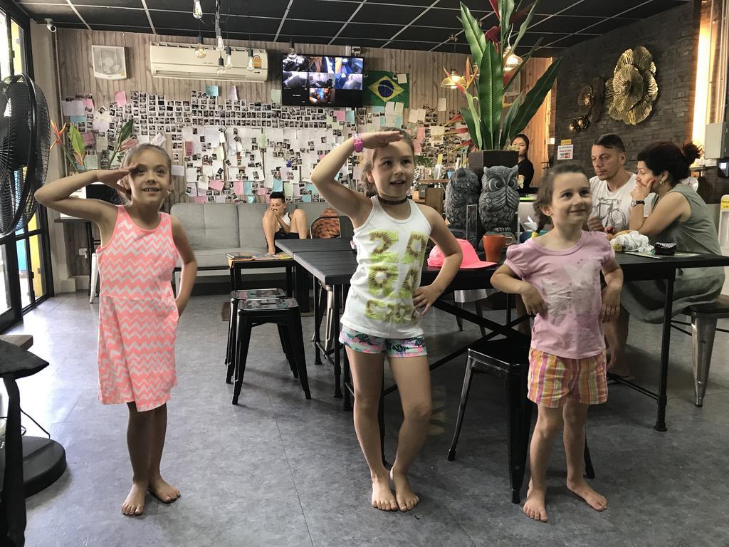 Tiger Lily Hostel Bangkok Buitenkant foto