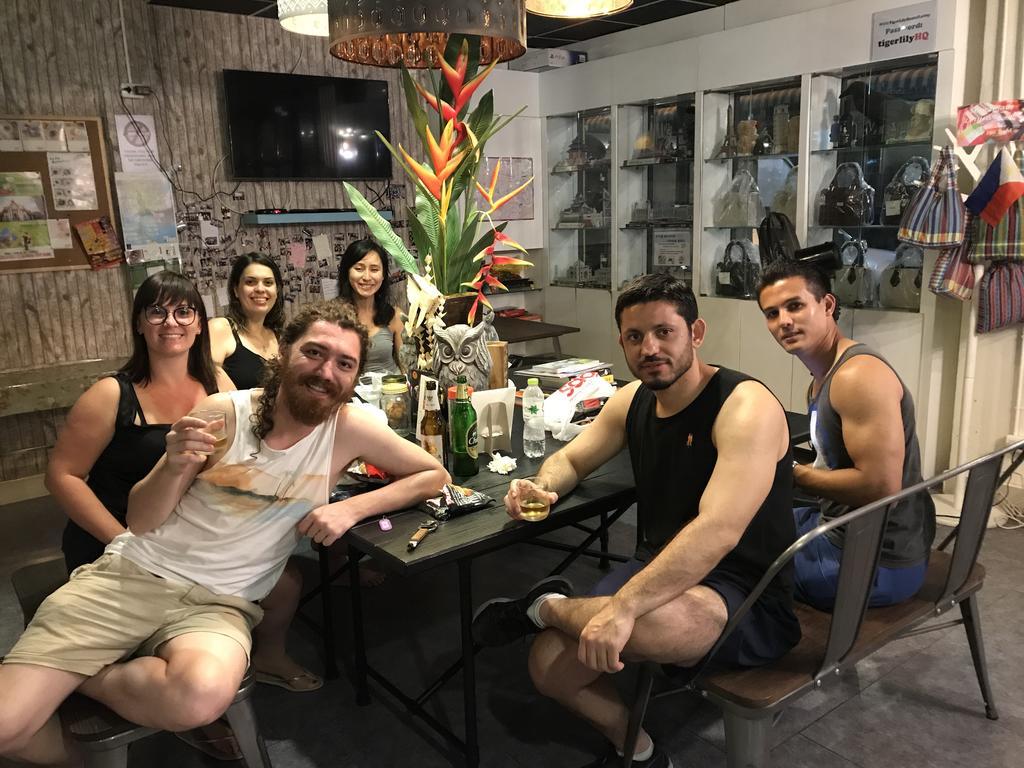 Tiger Lily Hostel Bangkok Buitenkant foto