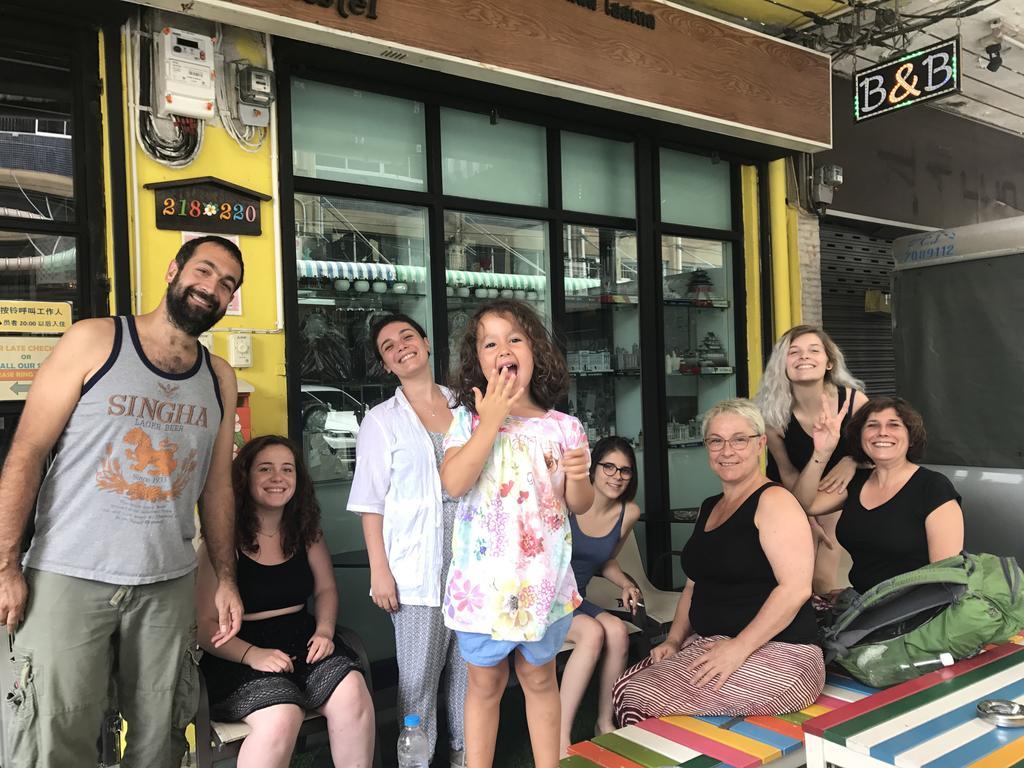 Tiger Lily Hostel Bangkok Buitenkant foto